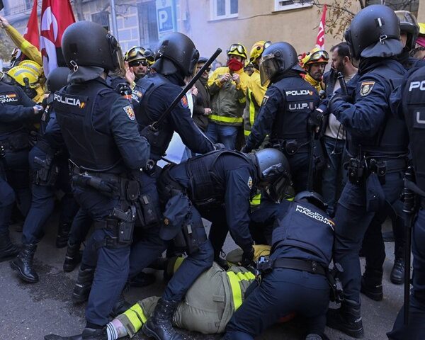NUESTRO APOYO Y SOLIDARIDAD CON LXS BOMBERXS FORESTALES DE LA CAM