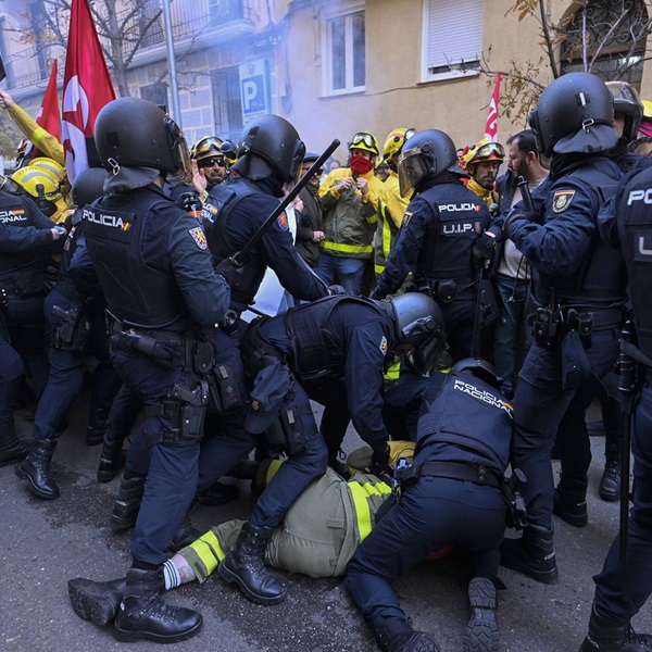 NUESTRO APOYO Y SOLIDARIDAD CON LXS BOMBERXS FORESTALES DE LA CAM